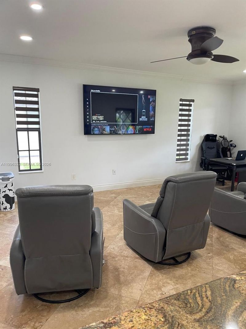 19265 E Saint Andrews Dr , Hialeah, FL 33015 Photo