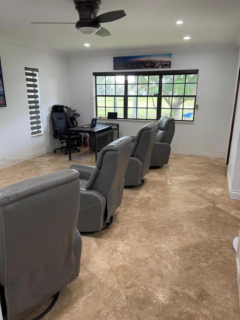 19265 E Saint Andrews Dr , Hialeah, FL 33015 Photo