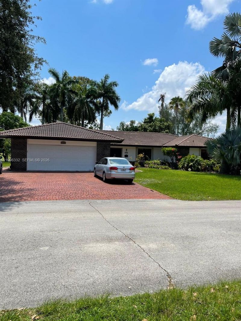 19265 E Saint Andrews Dr , Hialeah, FL 33015 Photo