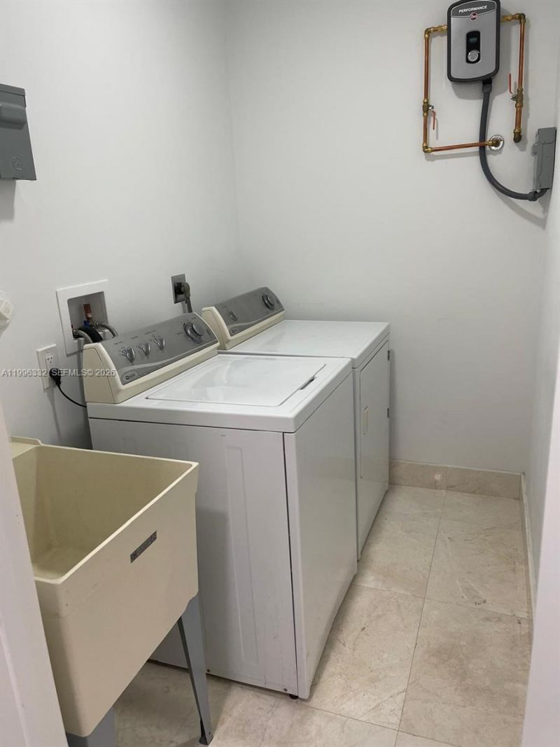 19265 E Saint Andrews Dr , Hialeah, FL 33015 Photo