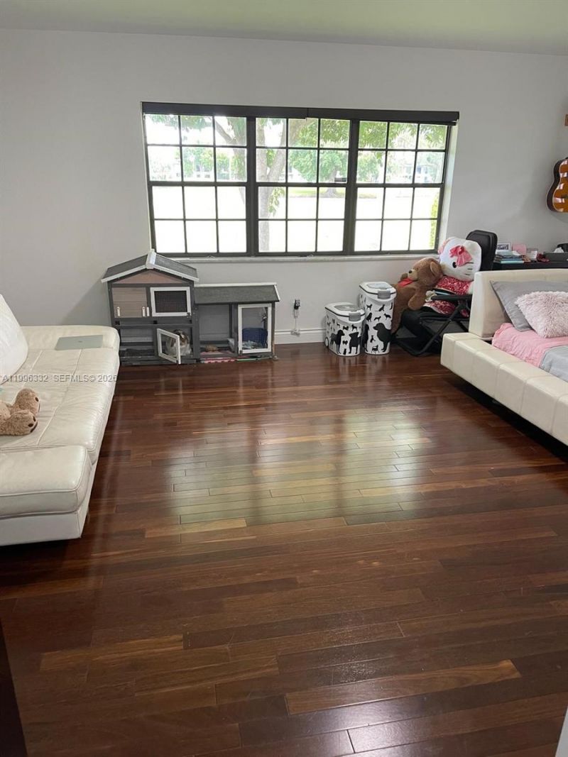 19265 E Saint Andrews Dr , Hialeah, FL 33015 Photo