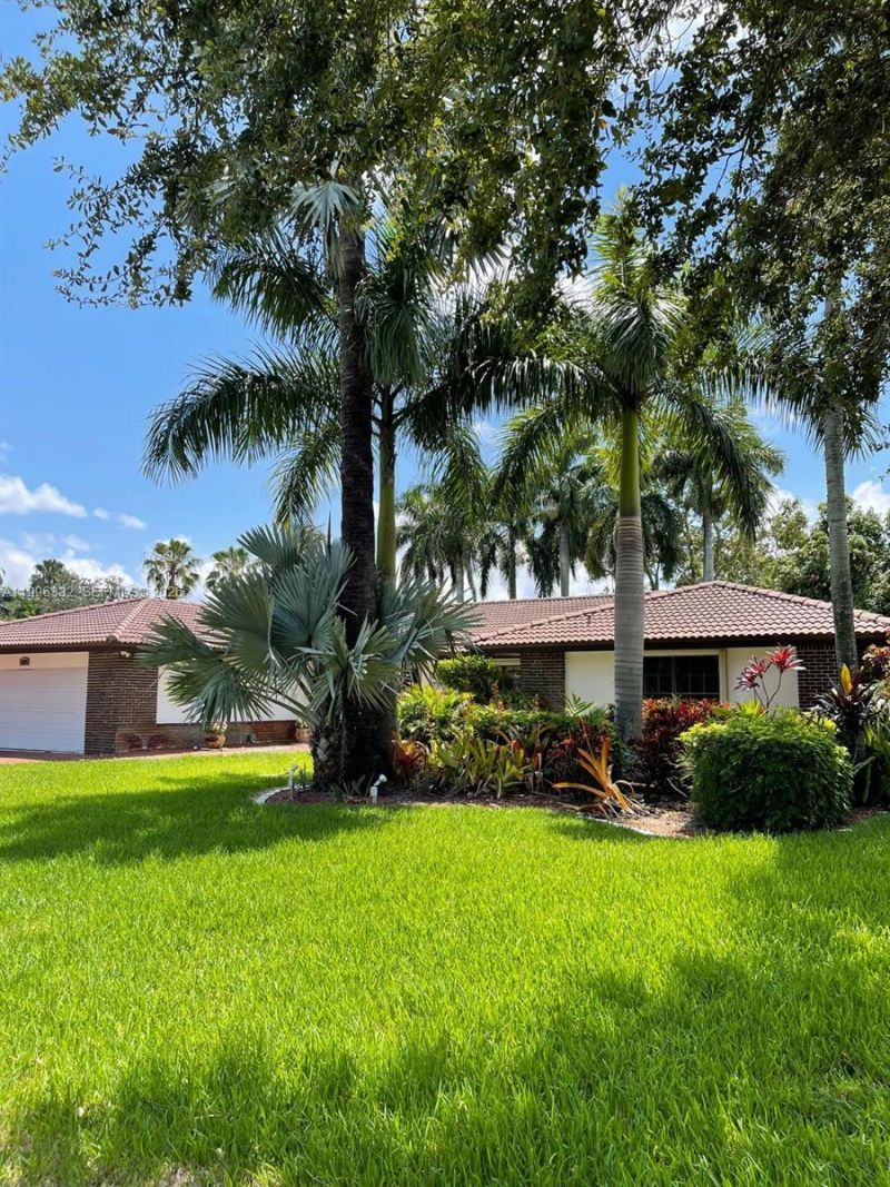 19265 E Saint Andrews Dr , Hialeah, FL 33015 Photo