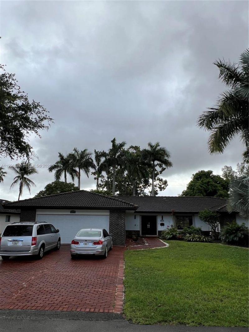 19265 E Saint Andrews Dr , Hialeah, FL 33015 Photo