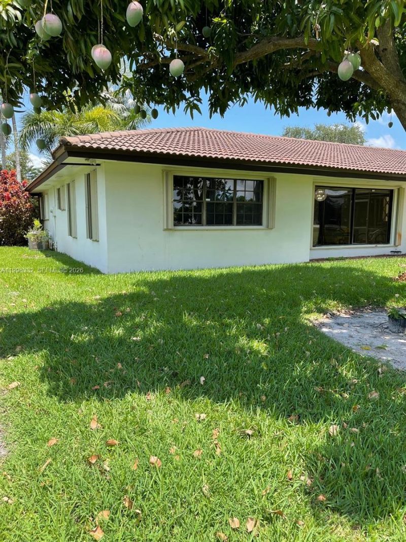 19265 E Saint Andrews Dr , Hialeah, FL 33015 Photo