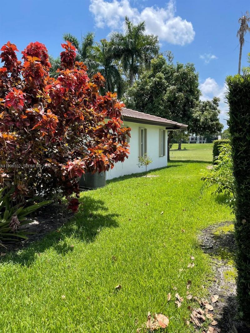 19265 E Saint Andrews Dr , Hialeah, FL 33015 Photo