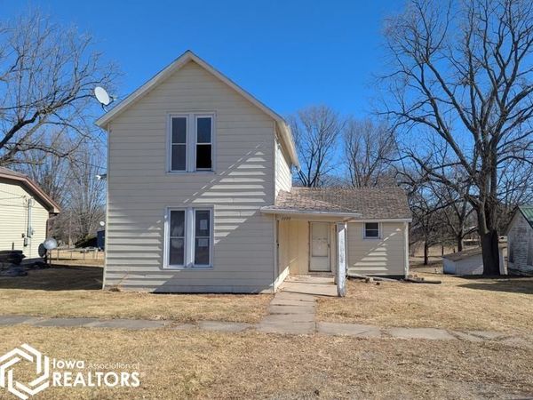 2205 MARKET Street, Columbus City, IA 52737