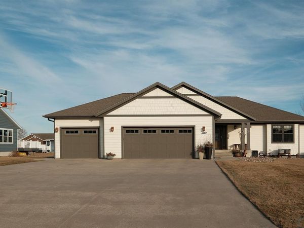 1682 5th Ave SE, Sioux Center, IA 51250