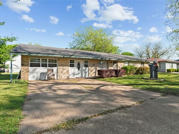 1306 Phillips Street , Cleburne, TX 76033