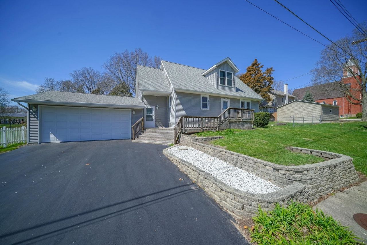 711 Taylor Street, Pecatonica, IL 61063 Main Photo