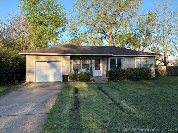 16 S Indianola Street , Pryor, OK 74361