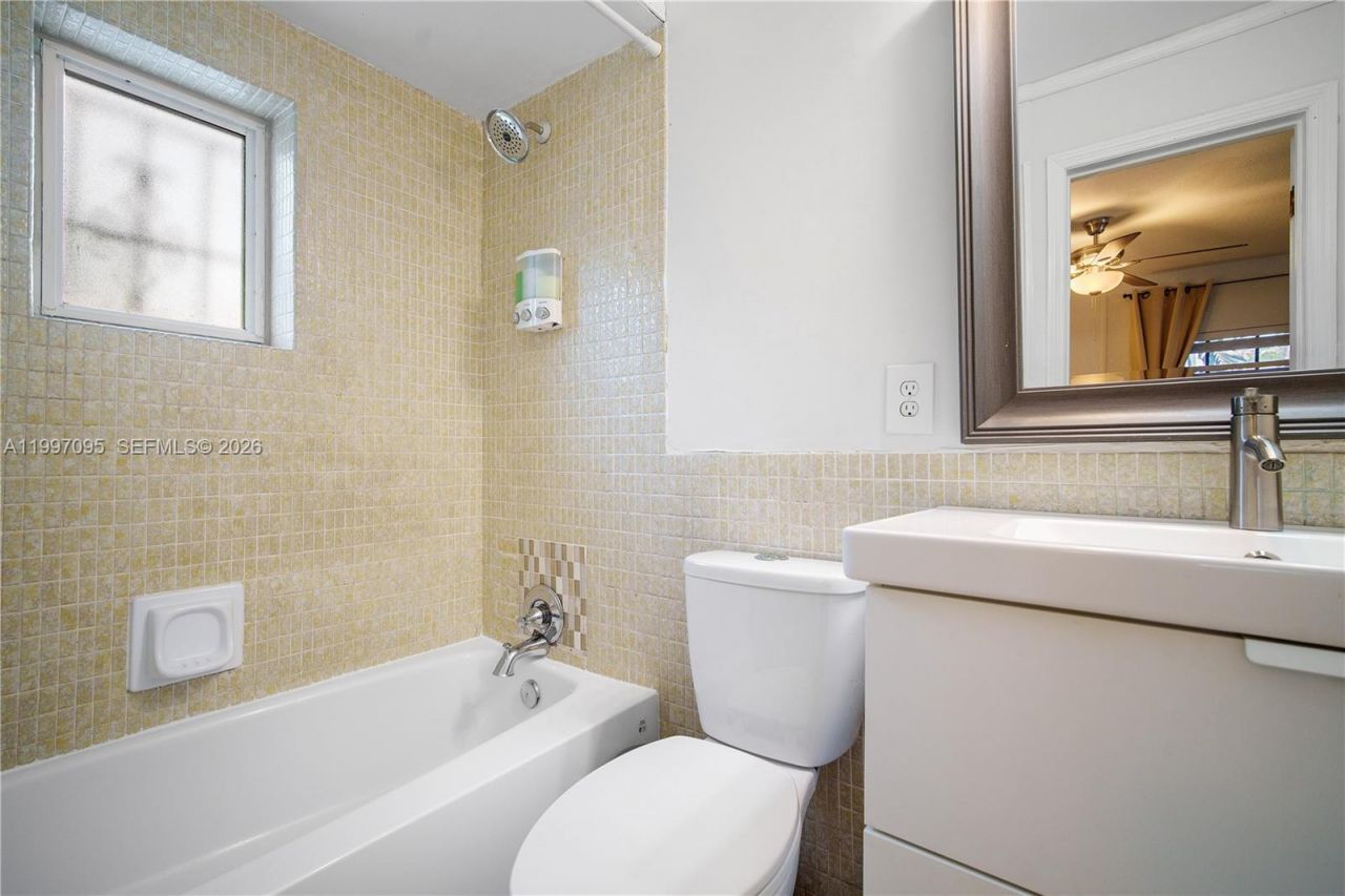 1181 NE 160th St, North Miami Beach, FL 33162 Photo
