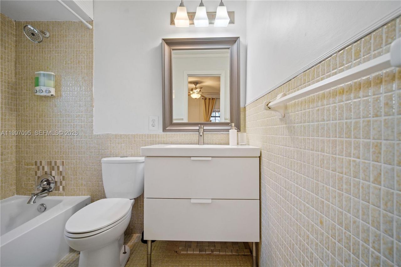 1181 NE 160th St, North Miami Beach, FL 33162 Photo
