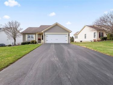 1461 Woodsview Way , Macedon, NY 14502