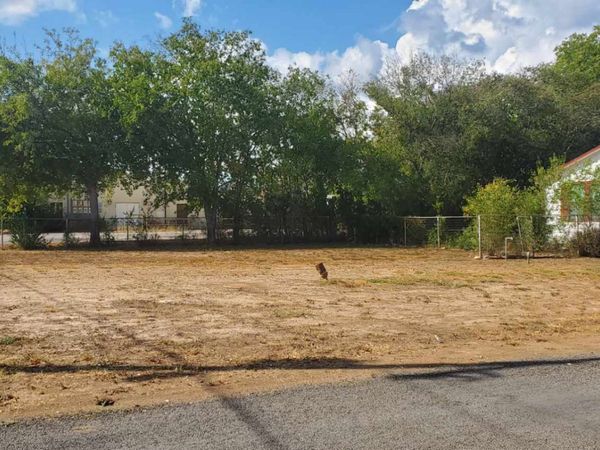 1002 17th, Hondo, TX 78861