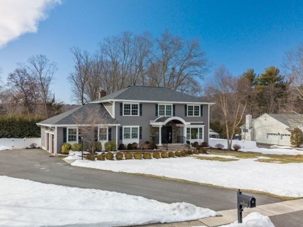 1 Radcliffe Dr, Roxbury, NJ 07876