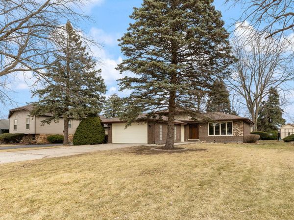 8518 Candlelight West Drive, Willow Springs, IL 60480