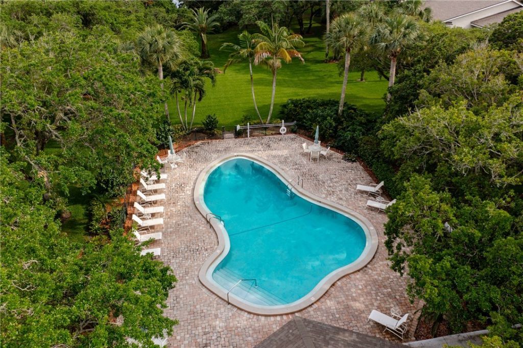 107 W Park Shores Circle, Unit 28W, Vero Beach, FL 32963 Photo
