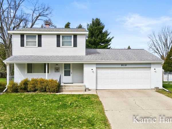 910 E Evergreen Street, Greenville, MI 48838