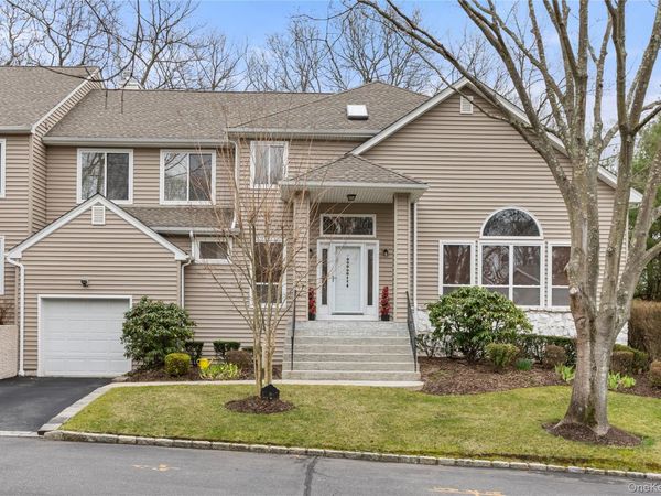 17 Stone Gate Court, Smithtown, NY 11787