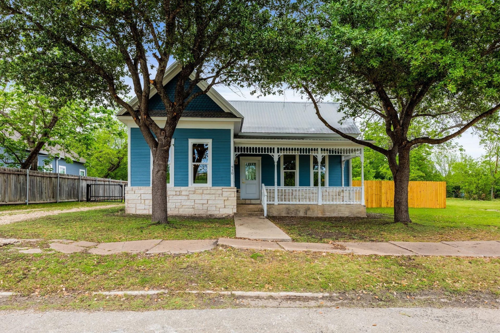 910 W 4th St, Taylor, TX 76574 Main Photo