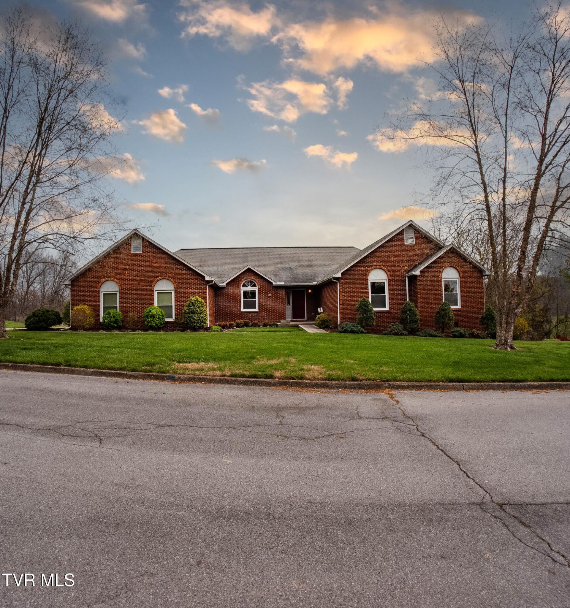1024 Wandering Drive, Kingsport, TN 37660 Main Photo