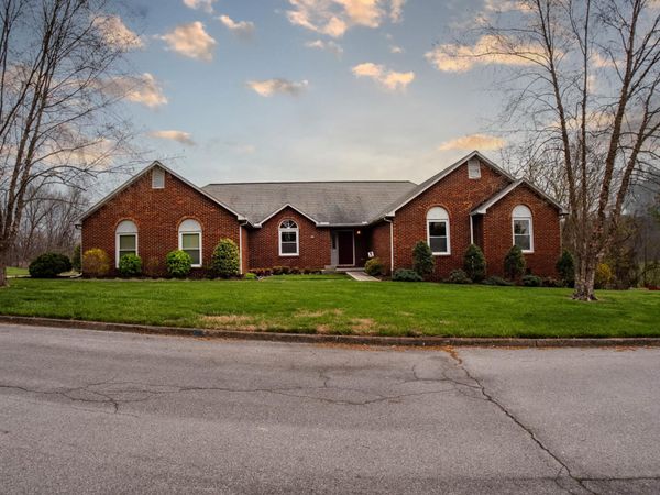 1024 Wandering Drive, Kingsport, TN 37660