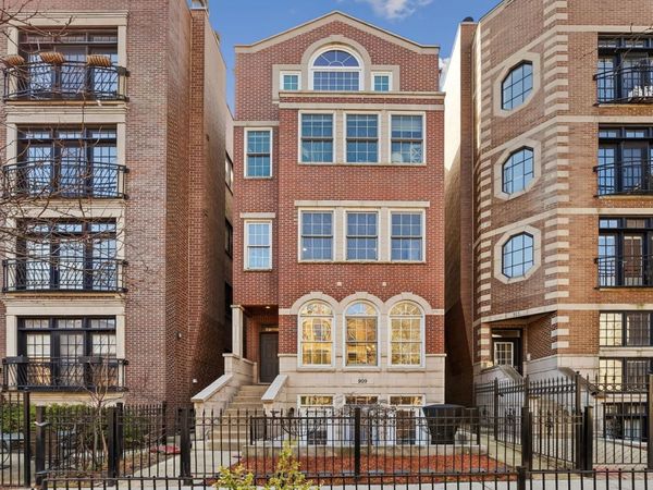 909 W Roscoe Street, Unit 2, Chicago, IL 60657