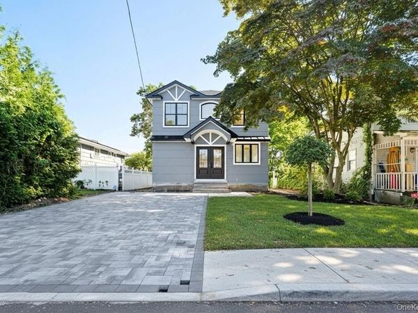 86 Moffitt Boulevard , Islip, NY 11751