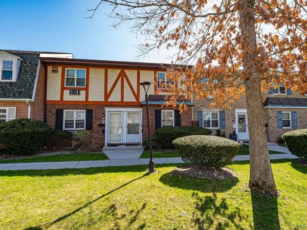 21 Glen Hollow Drive, Unit G30, Holtsville, NY 11742