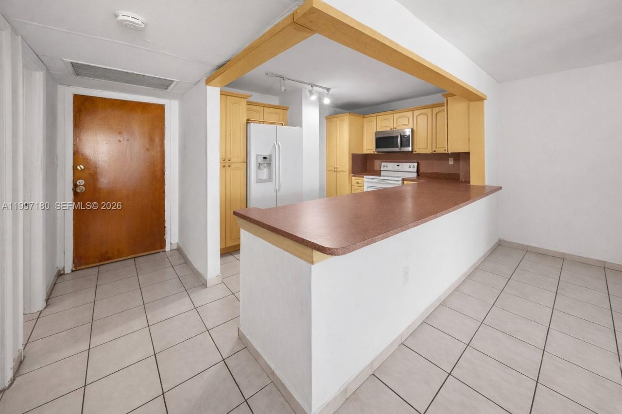 6450 Collins Ave, Unit 205, Miami Beach, FL 33141 Photo