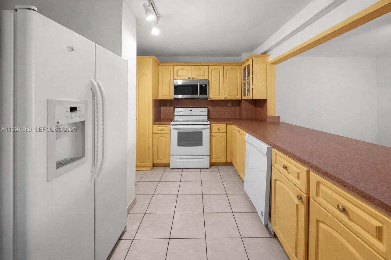 6450 Collins Ave, Unit 205, Miami Beach, FL 33141 Photo