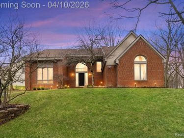 2295 Shore Hill Drive, West Bloomfield Twp, MI 48323