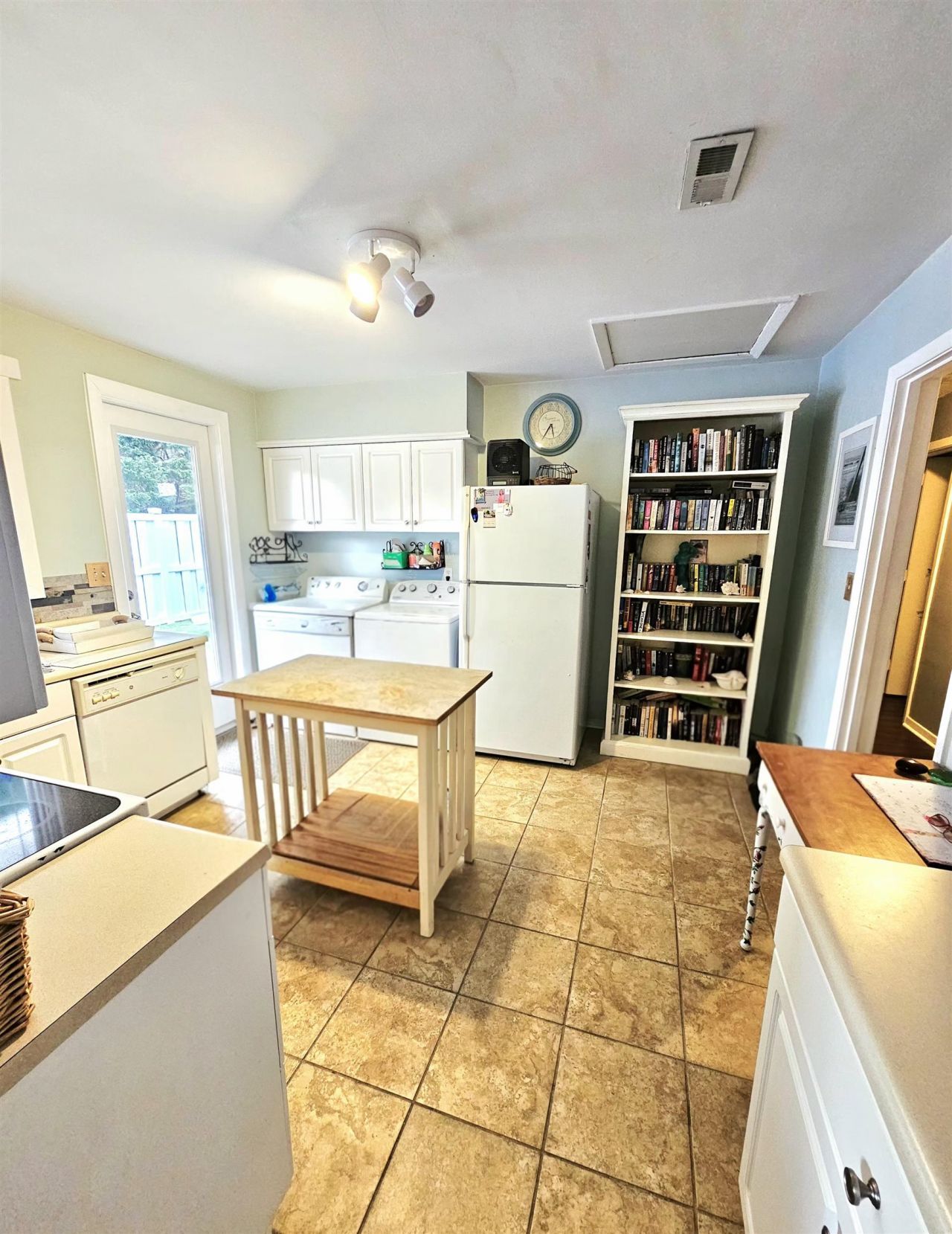 651 Redwood Ave.  Photo 5