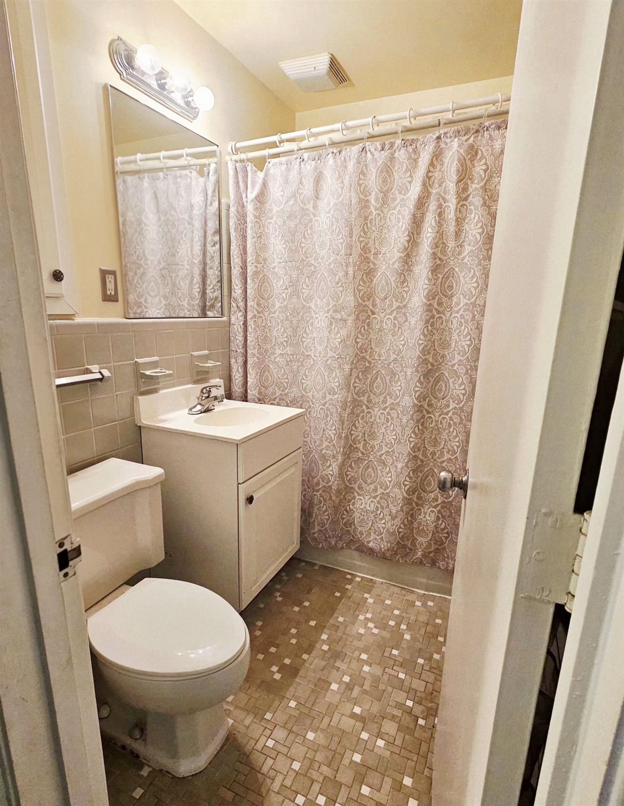 651 Redwood Ave.  Photo 9