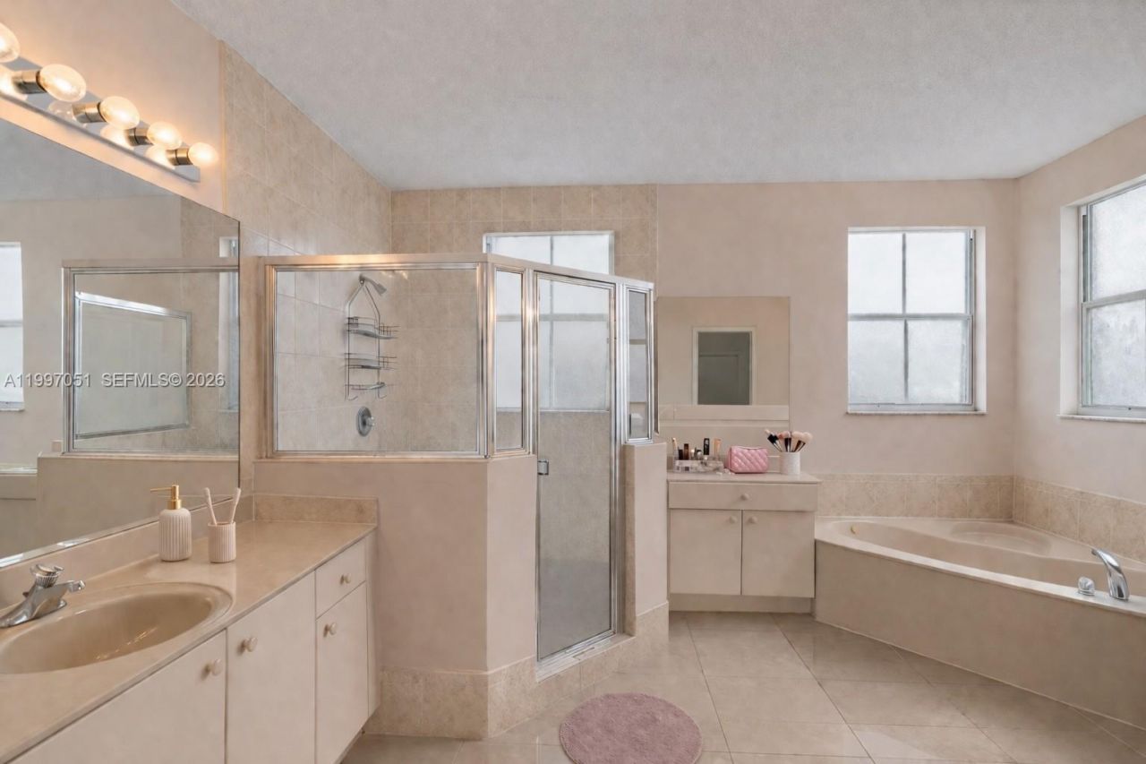 8968 NW 180th Ter, Hialeah, FL 33018 Photo