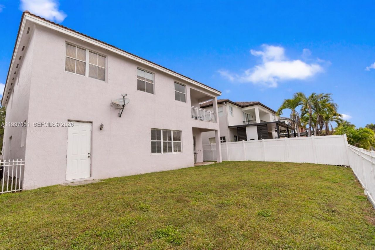 8968 NW 180th Ter, Hialeah, FL 33018 Photo