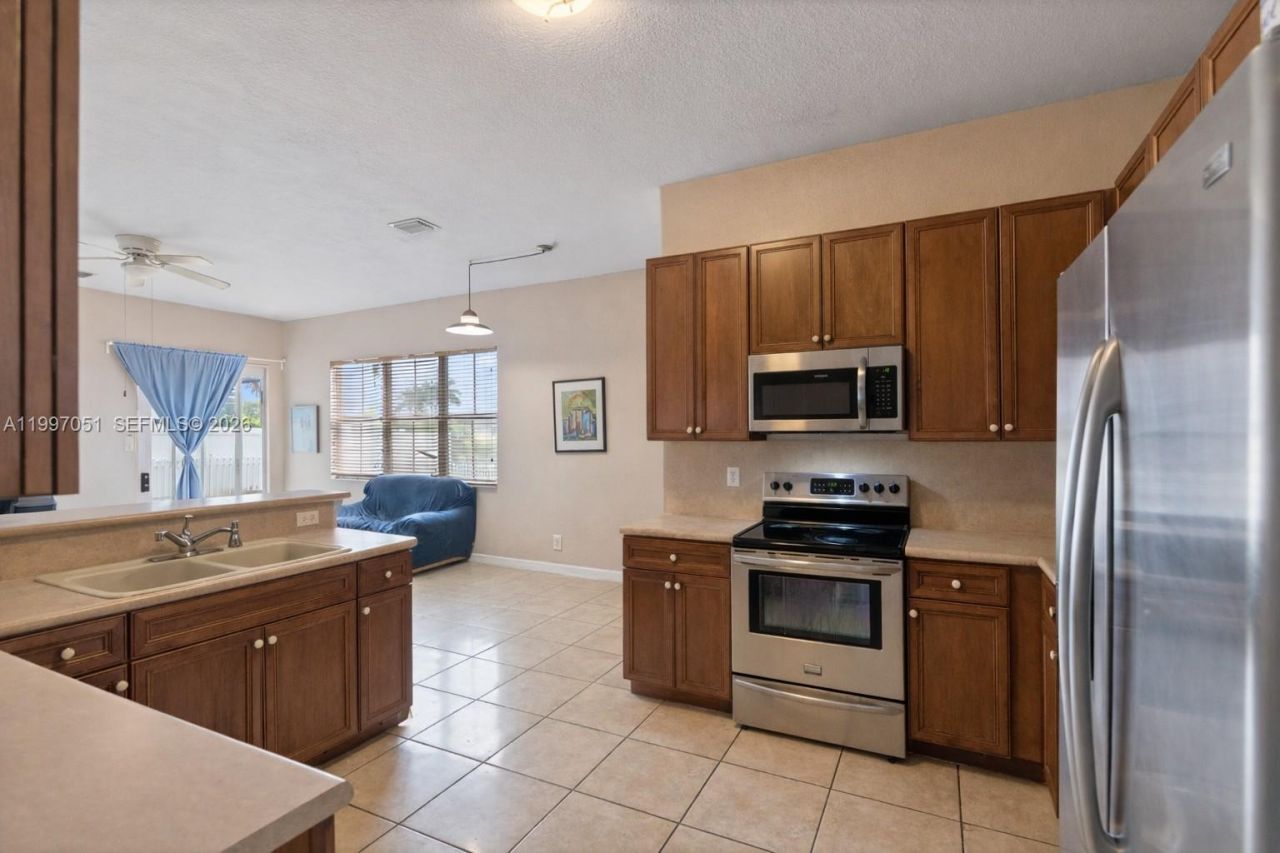 8968 NW 180th Ter, Hialeah, FL 33018 Photo