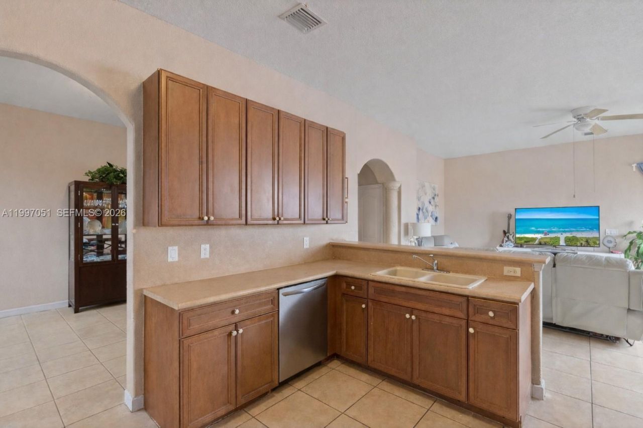 8968 NW 180th Ter, Hialeah, FL 33018 Photo