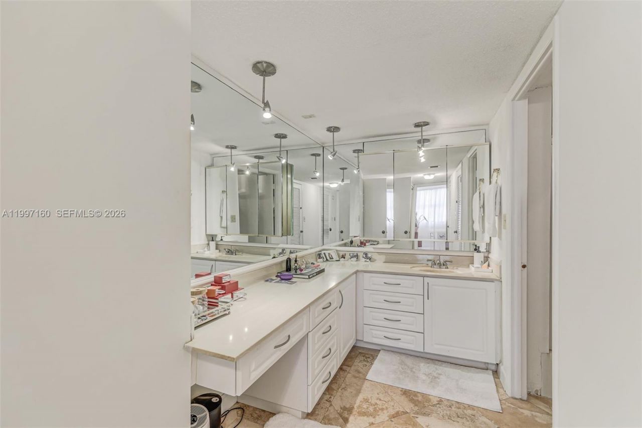 6039 Collins Ave, Unit 1607, Miami Beach, FL 33140 Photo