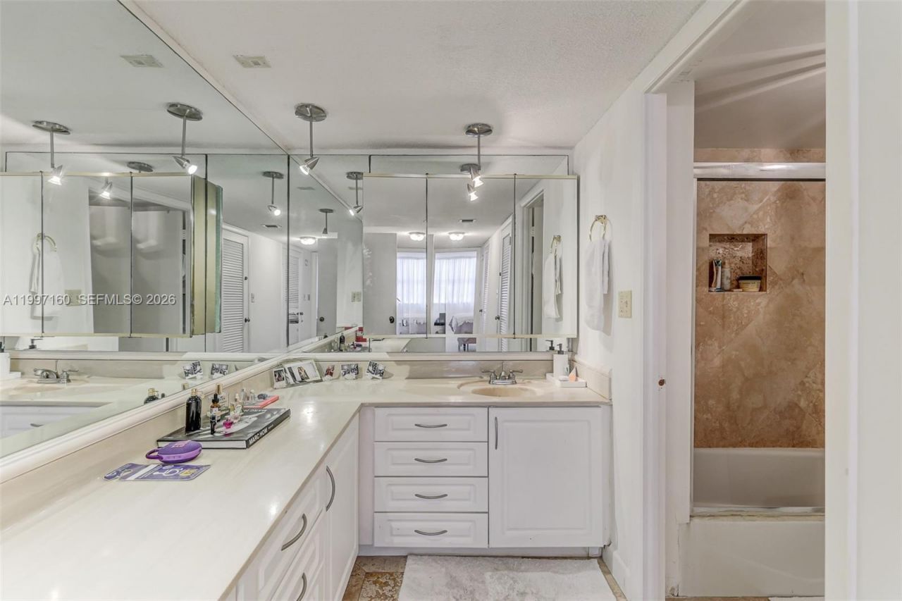 6039 Collins Ave, Unit 1607, Miami Beach, FL 33140 Photo