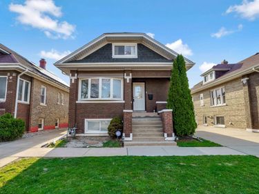 2326 Elmwood Avenue, Berwyn, IL 60402