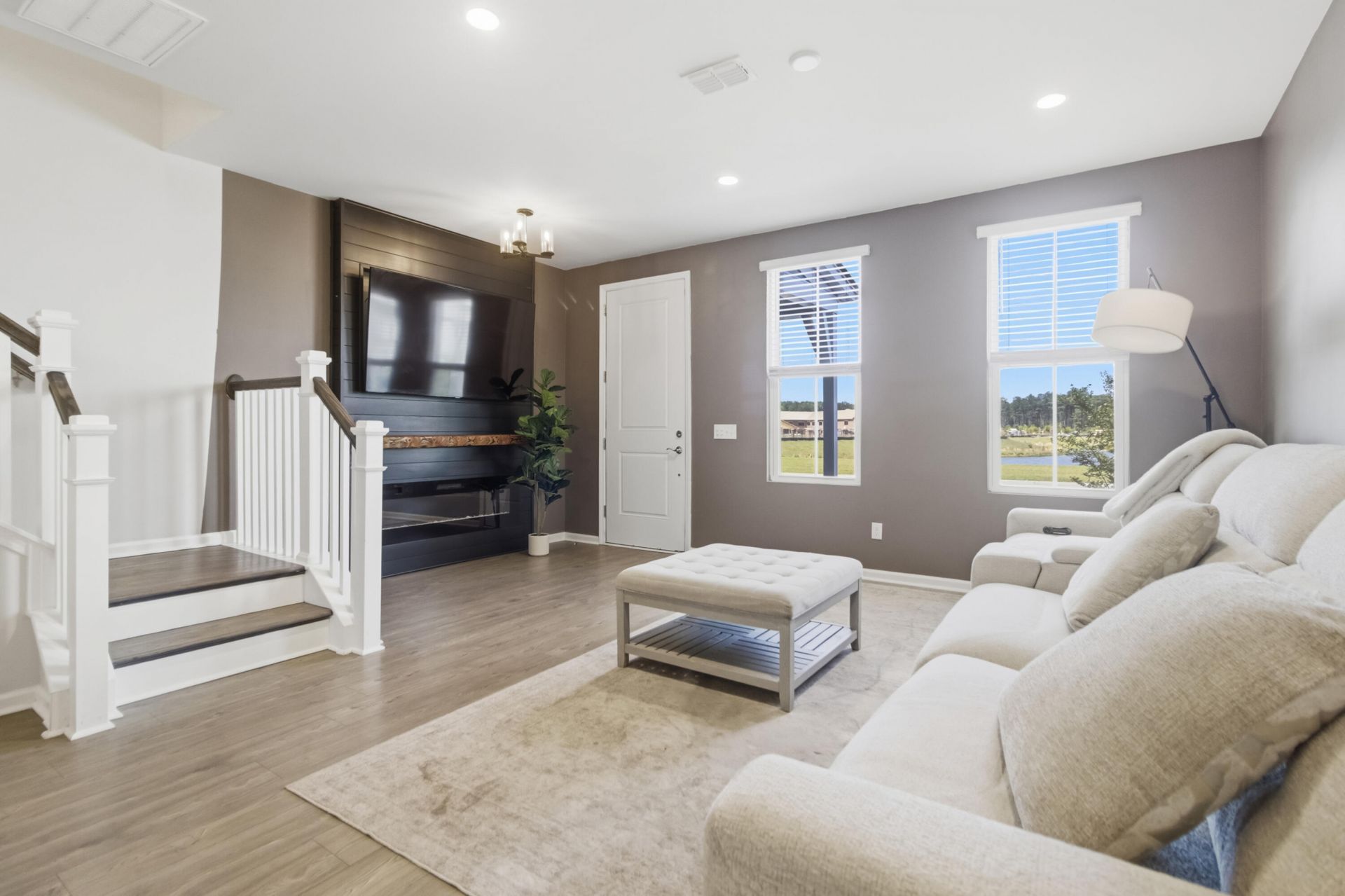 585 Blueway Avenue Photo 10