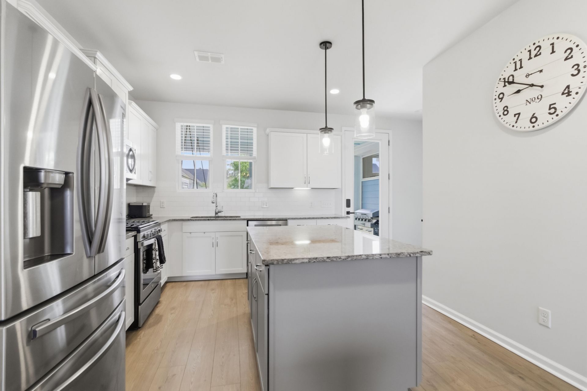 585 Blueway Avenue Photo 17