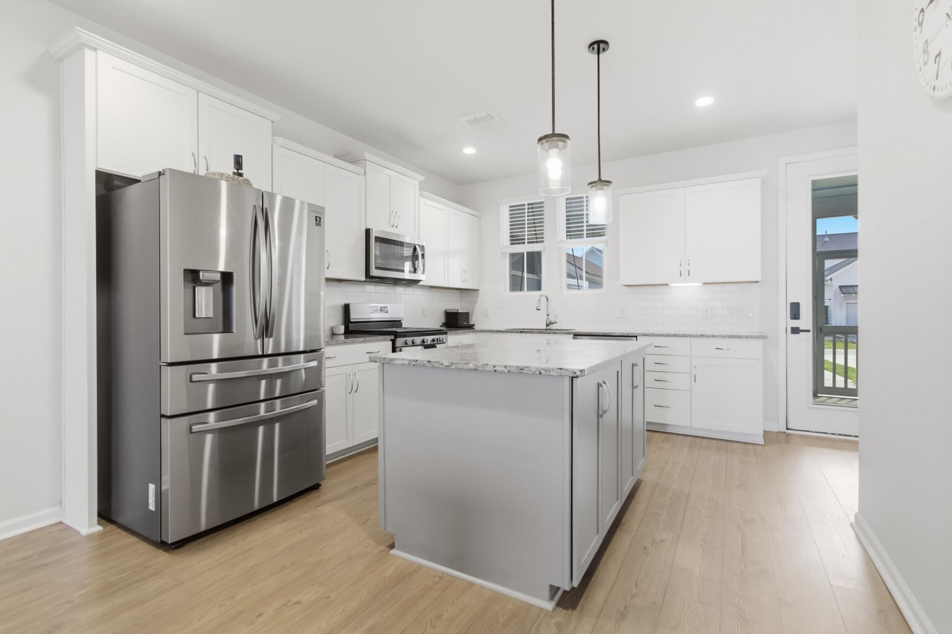 585 Blueway Avenue Photo 17