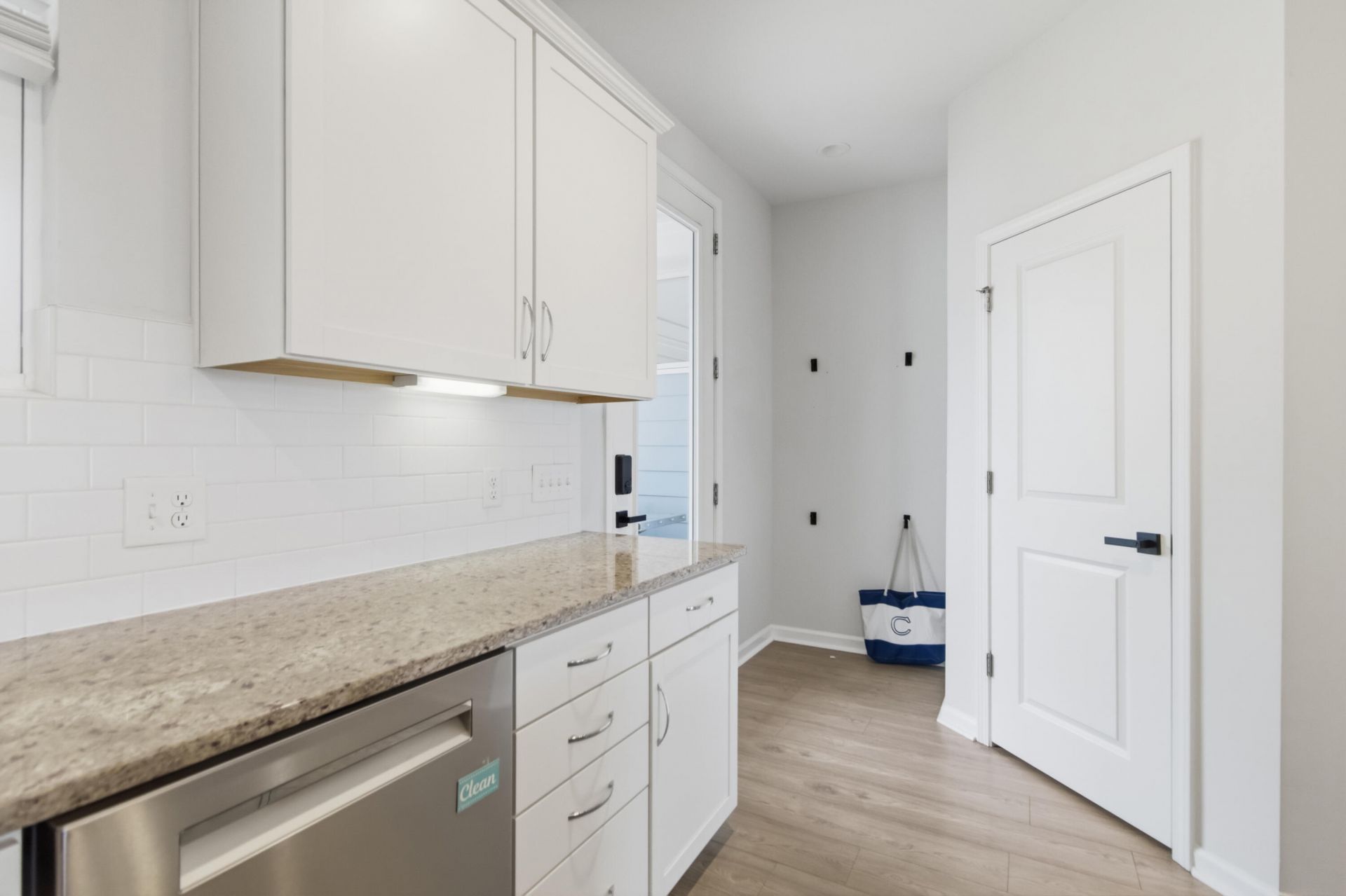 585 Blueway Avenue Photo 19