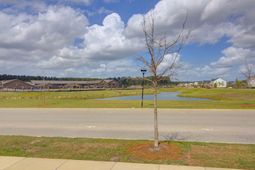 585 Blueway Avenue photo 4