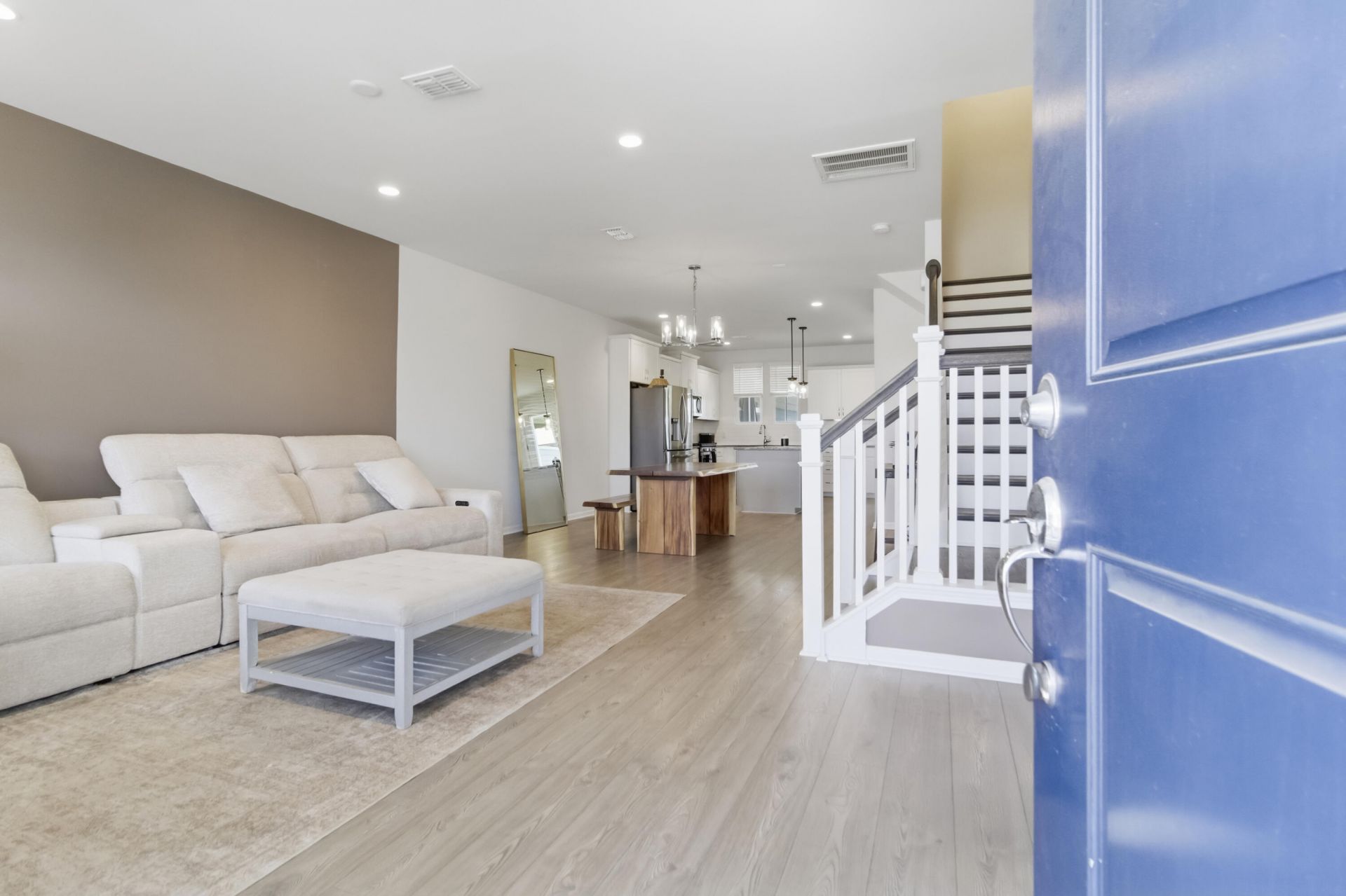 585 Blueway Avenue Photo 6