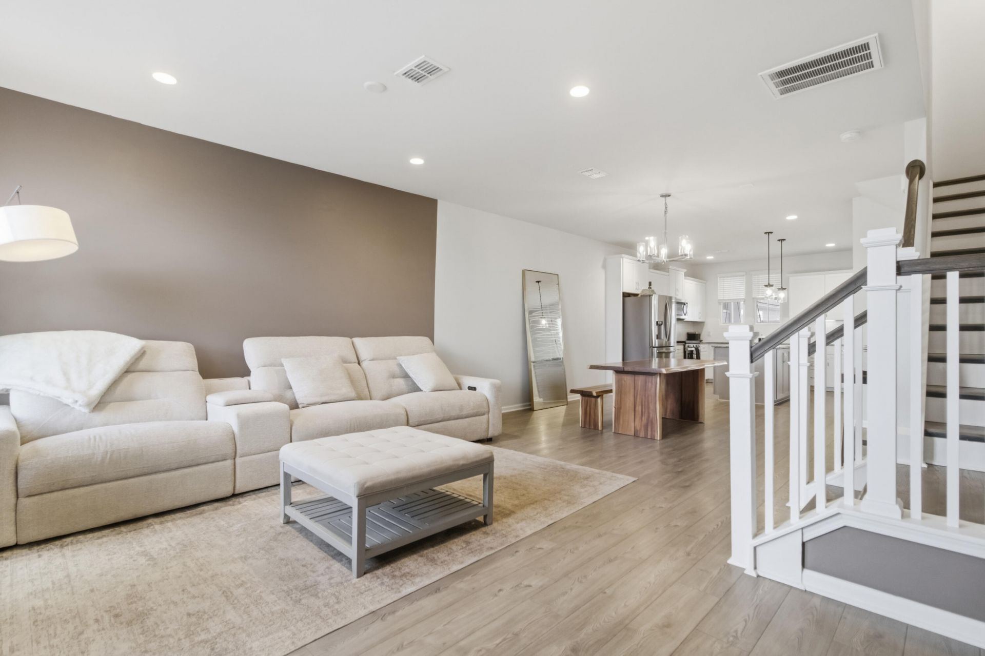 585 Blueway Avenue Photo 7