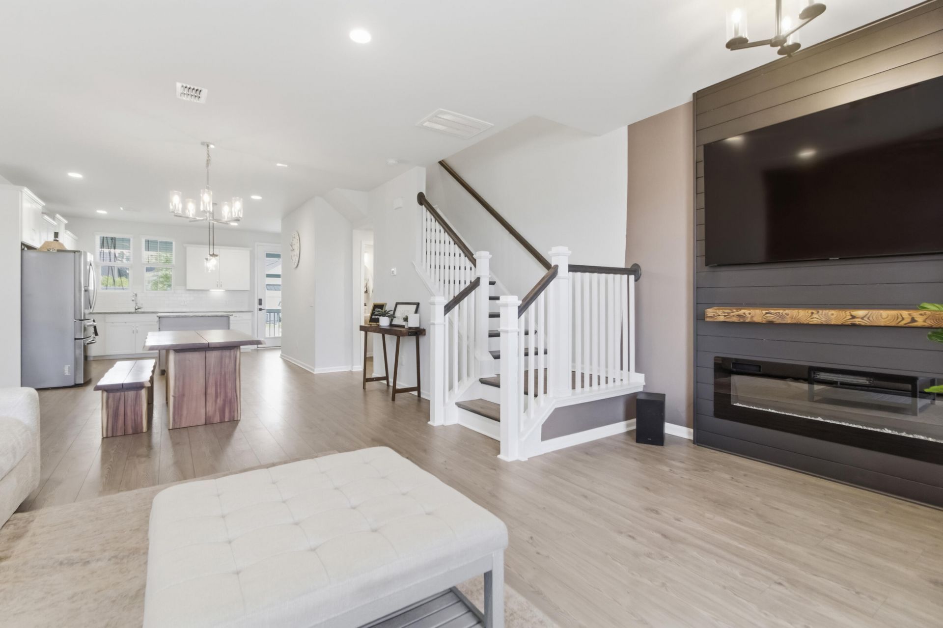 585 Blueway Avenue Photo 9