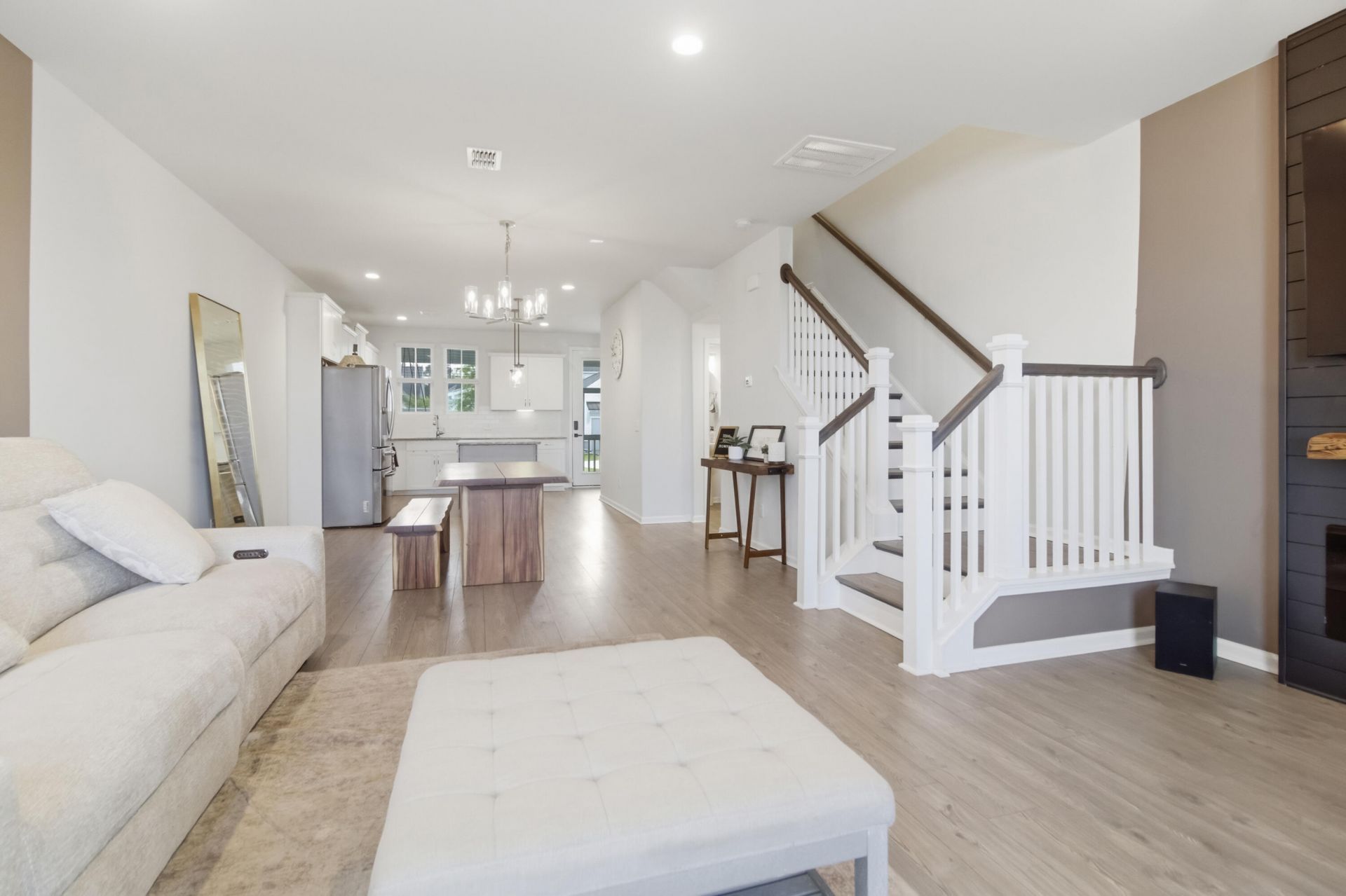 585 Blueway Avenue Photo 9